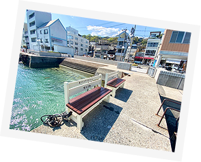 写真：海辺にベンチが写っています