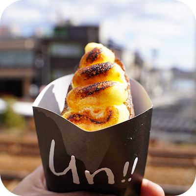 写真：un!!と書かれた紙に入ったお菓子