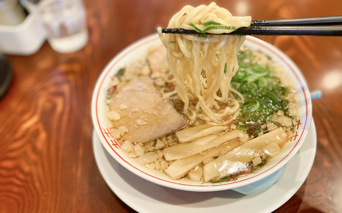 写真：尾道ラーメンを箸で持っている