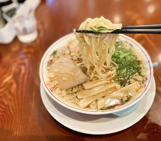 写真：尾道ラーメンを箸で持っている