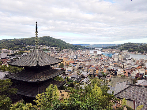 写真：街を見下ろしています。天寧寺　海雲塔やたくさんの家や、海と山が写っています。