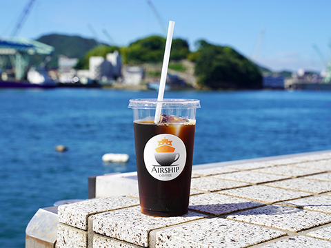 写真：海を背景にコーヒー